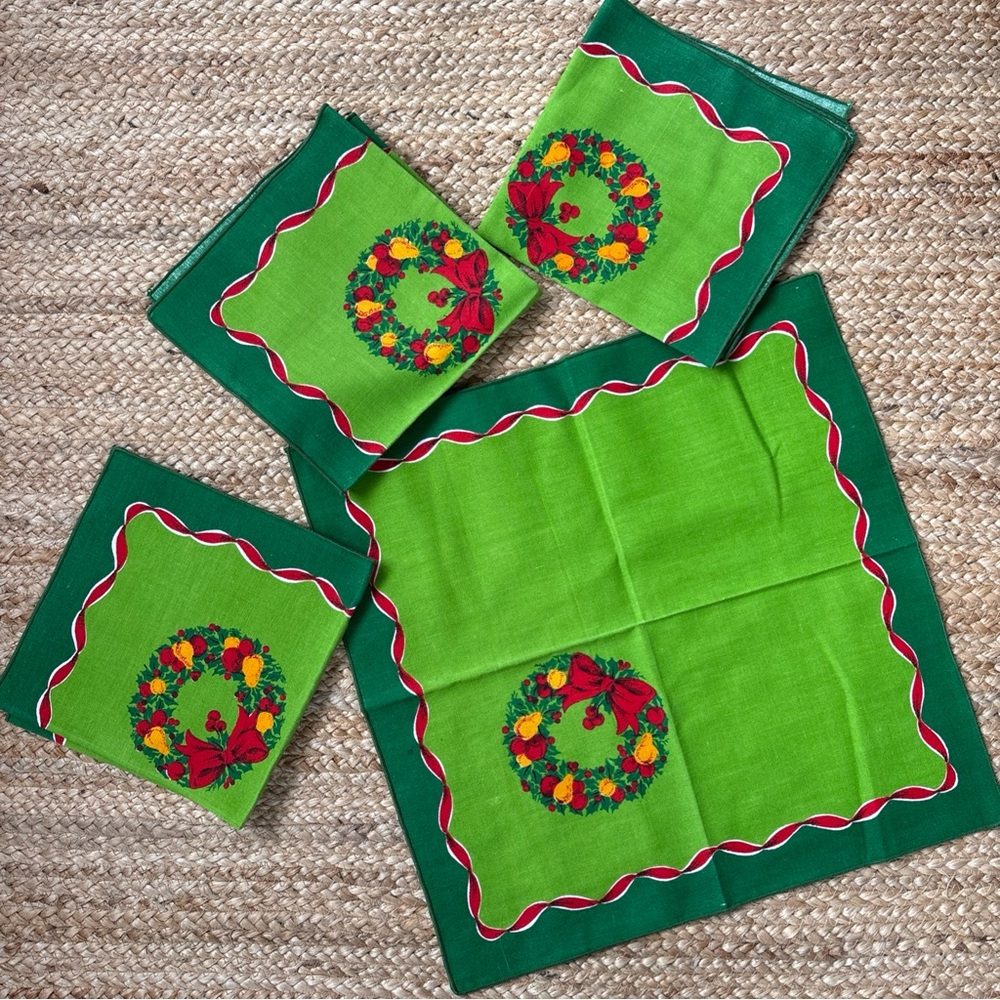 Vintage Holiday Christmas Tea Towels Wreath w Fruit Green 16x16 Kitchen Decor